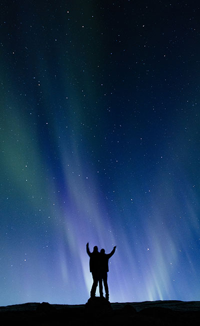 Pareja viendo auroras boreales de islandia