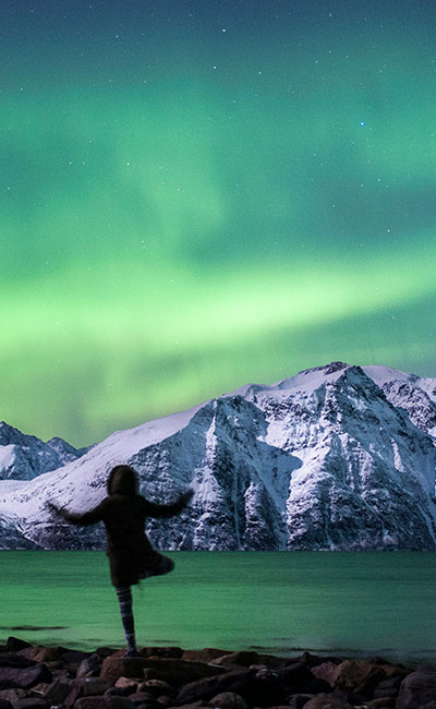 Chica de grupo viendo auroras boreales de islandia