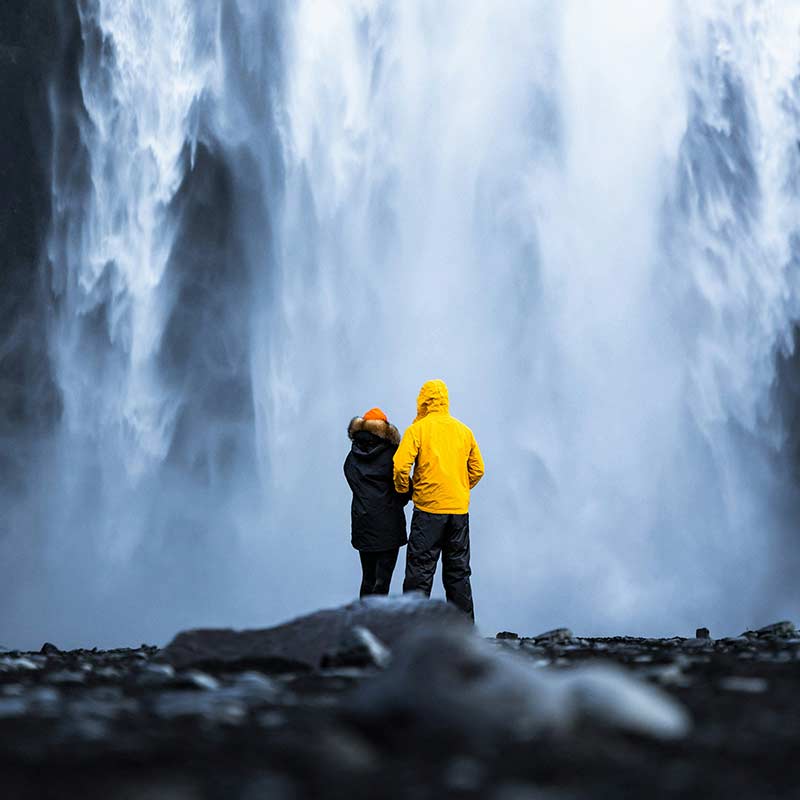 Visitar cascada en islandia con grupo