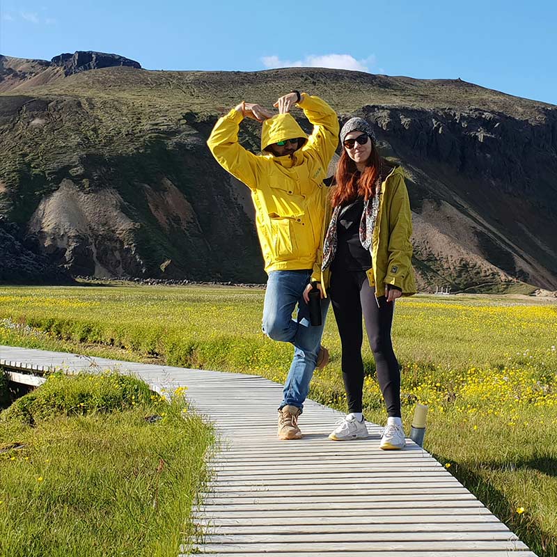 pareja viajando por islandia