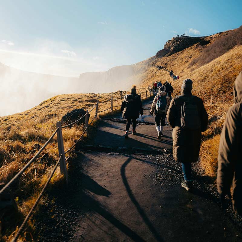 Grupo caminando por Islandia